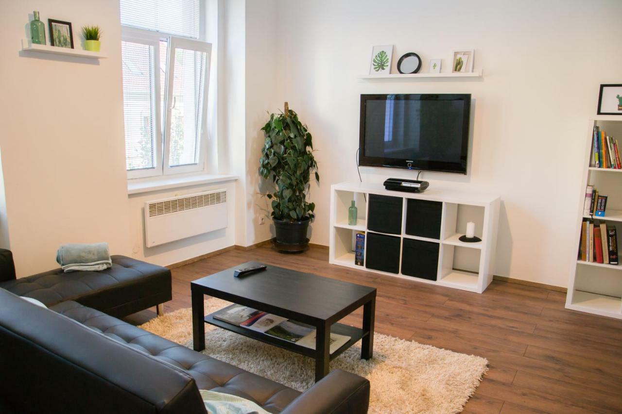 Sunny Aircon Apartment In The Centre Of Slany Exterior photo