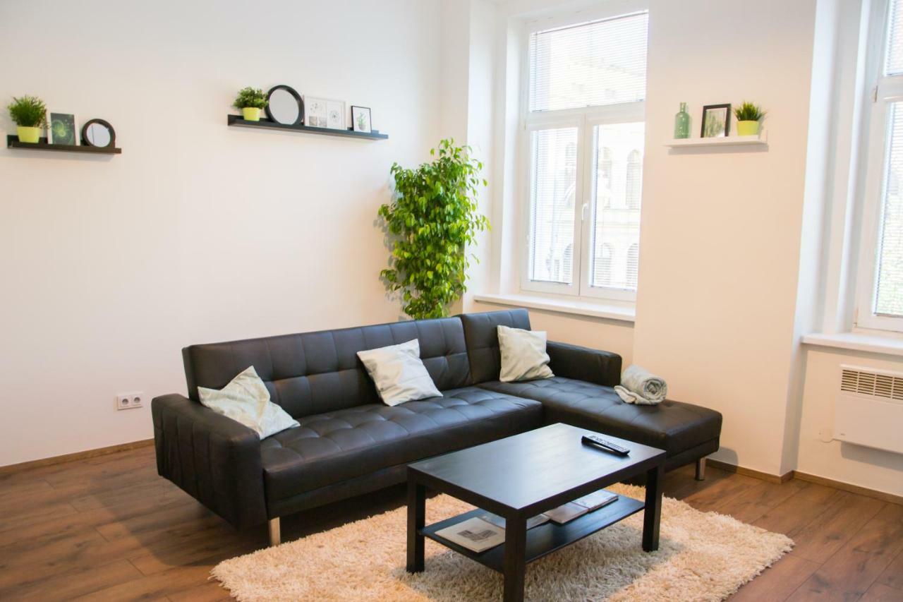Sunny Aircon Apartment In The Centre Of Slany Exterior photo