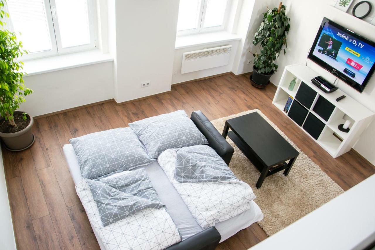 Sunny Aircon Apartment In The Centre Of Slany Exterior photo