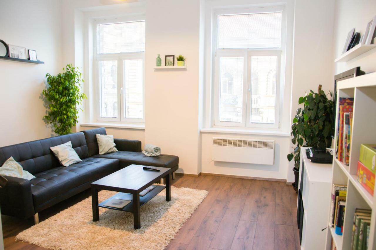 Sunny Aircon Apartment In The Centre Of Slany Exterior photo